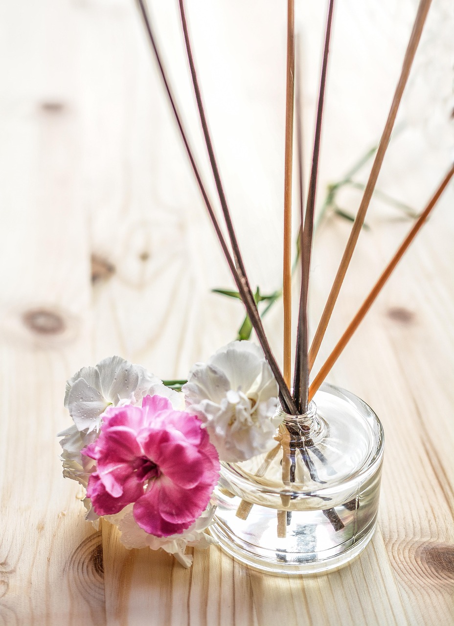 室內(nèi)裝飾的新風(fēng)尚，假綠植盆栽與竹子的和諧融合
